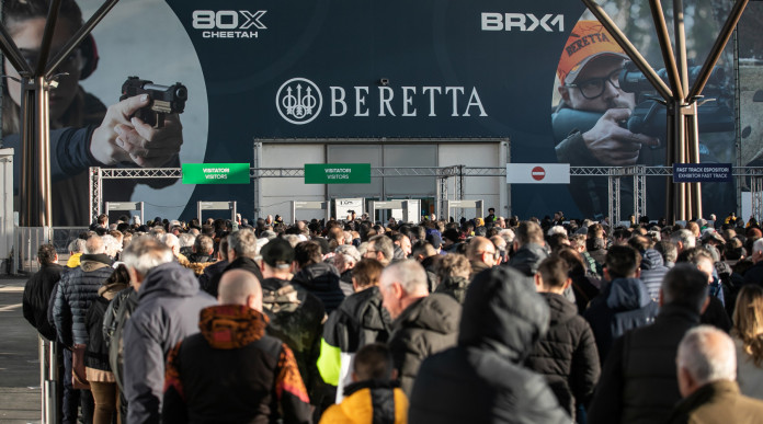 Eos Show 2024 s’avvicina: ingresso della fiera delle armi di Verona, con striscione dello sponsor Beretta