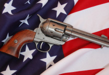 Mercato delle armi in America: la situazione a inizio ottobre Mercato delle armi in America: revolver su bandiera americana