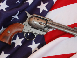 Mercato delle armi in America: la situazione a inizio ottobre Mercato delle armi in America: revolver su bandiera americana