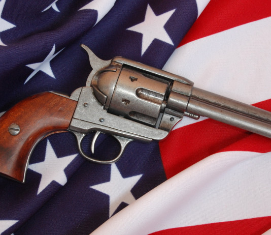 Mercato delle armi in America: la situazione a inizio ottobre Mercato delle armi in America: revolver su bandiera americana