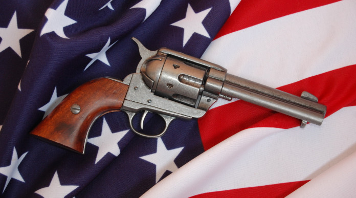 Mercato delle armi in America: revolver su bandiera americana