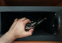 Porto d’armi per difesa ai commercianti, l’articolo del Corriere Porto d’armi ai commercianti, l’articolo del Corriere: uomo prende o mette pistola in cassaforte