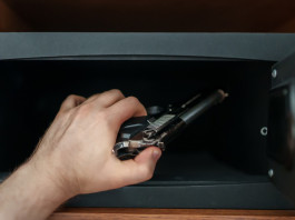 Porto d’armi per difesa ai commercianti, l’articolo del Corriere Porto d’armi ai commercianti, l’articolo del Corriere: uomo prende o mette pistola in cassaforte