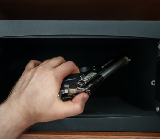 Porto d’armi per difesa ai commercianti, l’articolo del Corriere Porto d’armi ai commercianti, l’articolo del Corriere: uomo prende o mette pistola in cassaforte