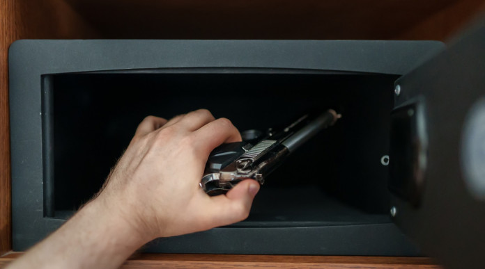 Porto d’armi ai commercianti, l’articolo del Corriere: uomo prende o mette pistola in cassaforte