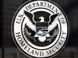 Una munizione Federal per l’Immigrazione americana Una munizione Federal per l’Immigrazione americana: logo Us Department of Homeland Security
