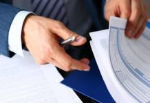 Assicurazione obbligatoria per i titolari di porto d’armi, petizione al Senato Assicurazione obbligatoria per i titolari di porto d’armi, petizione al Senato: assicuratore firma documenti