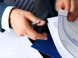 Assicurazione obbligatoria per i titolari di porto d’armi, petizione al Senato Assicurazione obbligatoria per i titolari di porto d’armi, petizione al Senato: assicuratore firma documenti