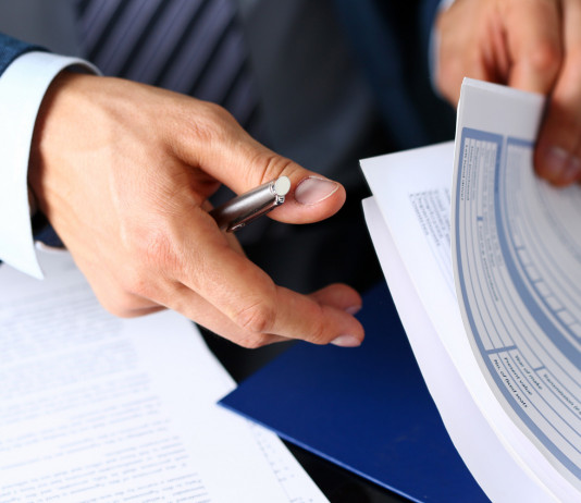 Assicurazione obbligatoria per i titolari di porto d’armi, petizione al Senato Assicurazione obbligatoria per i titolari di porto d’armi, petizione al Senato: assicuratore firma documenti