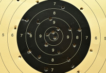 Coppa del mondo di tiro a Doha: il programma della settimana Coppa del mondo di tiro a Doha: bersaglio per tiro a segno colpito da proiettili