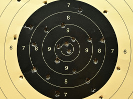 Coppa del mondo di tiro a Doha: il programma della settimana Coppa del mondo di tiro a Doha: bersaglio per tiro a segno colpito da proiettili