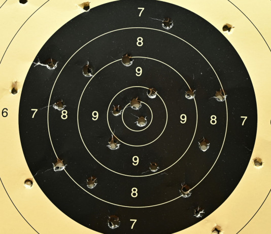 Coppa del mondo di tiro a Doha: il programma della settimana Coppa del mondo di tiro a Doha: bersaglio per tiro a segno colpito da proiettili