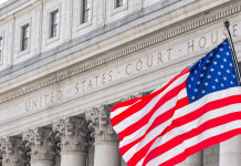 Nra vince causa davanti alla Corte suprema Nra vince causa davanti alla Corte suprema: ingresso della Corte suprema con bandiera americana