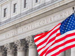 Nra vince causa davanti alla Corte suprema Nra vince causa davanti alla Corte suprema: ingresso della Corte suprema con bandiera americana