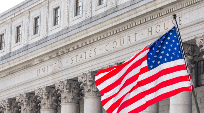 Nra vince causa davanti alla Corte suprema: ingresso della Corte suprema con bandiera americana