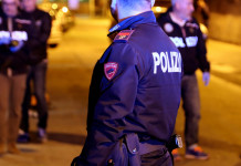 Porto d’armi non d’ordinanza agli agenti senza licenza: comincia l’iter del ddl Porto d’armi non d’ordinanza agli agenti senza licenza: comincia l’iter del ddl: agente di polizia italiano