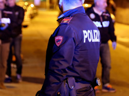 Porto d’armi non d’ordinanza agli agenti senza licenza: comincia l’iter del ddl Porto d’armi non d’ordinanza agli agenti senza licenza: comincia l’iter del ddl: agente di polizia italiano