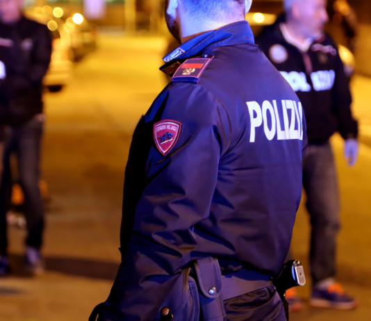 Porto d’armi non d’ordinanza agli agenti senza licenza: comincia l’iter del ddl Porto d’armi non d’ordinanza agli agenti senza licenza: comincia l’iter del ddl: agente di polizia italiano