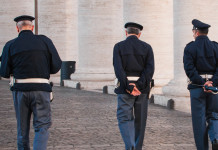 Porto d’armi per difesa ai poliziotti in quiescenza: la sentenza Porto d’armi per difesa ai poliziotti in quiescenza: tre agenti di spalle