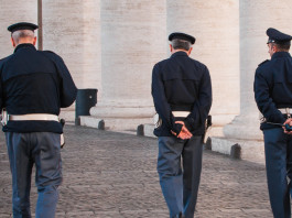 Porto d’armi per difesa ai poliziotti in quiescenza: la sentenza Porto d’armi per difesa ai poliziotti in quiescenza: tre agenti di spalle