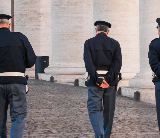 Porto d’armi per difesa ai poliziotti in quiescenza: la sentenza Porto d’armi per difesa ai poliziotti in quiescenza: tre agenti di spalle