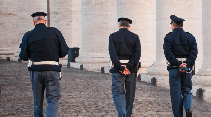 Porto d’armi per difesa ai poliziotti in quiescenza: tre agenti di spalle