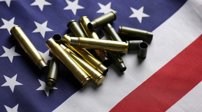 Mercato delle armi in America, la situazione a due terzi di dicembre: munizioni su bandiera americana