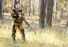 Porto d’armi a sedici anni, la situazione Porto d’armi a sedici anni, la situazione: giovane cacciatrice nel bosco