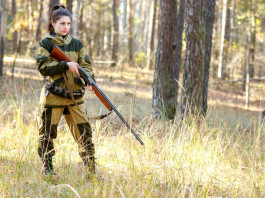 Porto d’armi a sedici anni, la situazione Porto d’armi a sedici anni, la situazione: giovane cacciatrice nel bosco