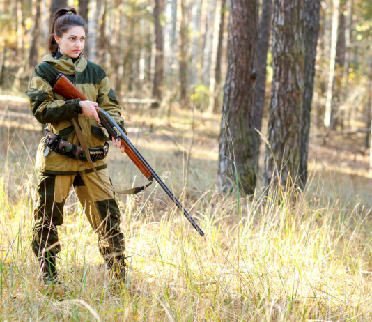 Porto d’armi a sedici anni, la situazione Porto d’armi a sedici anni, la situazione: giovane cacciatrice nel bosco