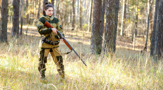 Porto d’armi a sedici anni, la situazione: giovane cacciatrice nel bosco