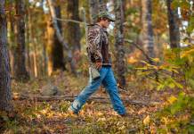 Porto d’armi a sedici anni: proposta ritirata Porto d’armi a sedici anni, proposta ritirata: adolescente a caccia con fucile