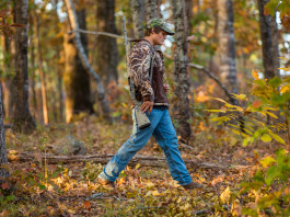 Porto d’armi a sedici anni: proposta ritirata Porto d’armi a sedici anni, proposta ritirata: adolescente a caccia con fucile