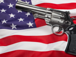Quanti background check in America a fine 2023? Quanti background check in America a fine 2023? revolver su bandiera americana