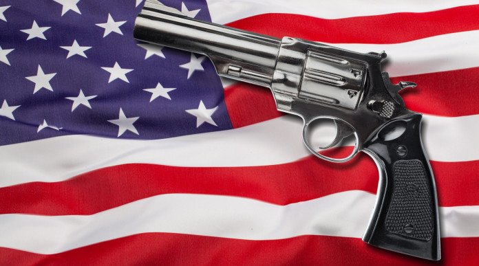 Quanti background check in America a fine 2023? revolver su bandiera americana