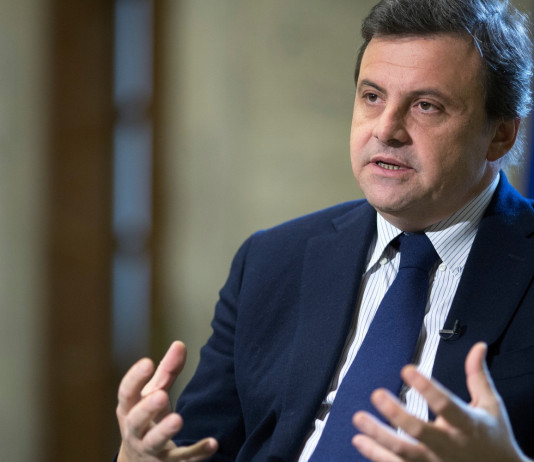 Carlo Calenda: «Ridurre le licenze di porto d’armi» Carlo Calenda: «Ridurre le licenze di porto d’armi»