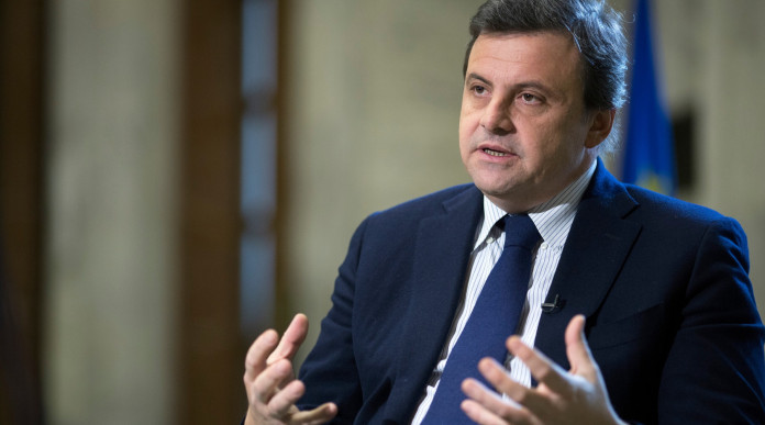 Carlo Calenda: «Ridurre le licenze di porto d’armi»