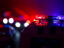 Caso Pozzolo: piccola arma, grande errore Caso Pozzolo: piccola arma, grande errore - lampeggianti delle auto della polizia