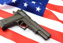 Com’è partito il mercato delle armi in America nel 2024? Com’è partito il mercato delle armi in America nel 2024: pistola su bandiera americana