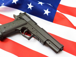 Com’è partito il mercato delle armi in America nel 2024? Com’è partito il mercato delle armi in America nel 2024: pistola su bandiera americana