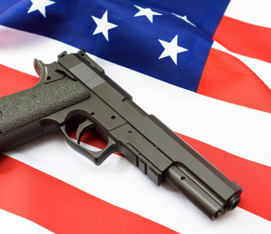 Com’è partito il mercato delle armi in America nel 2024? Com’è partito il mercato delle armi in America nel 2024: pistola su bandiera americana