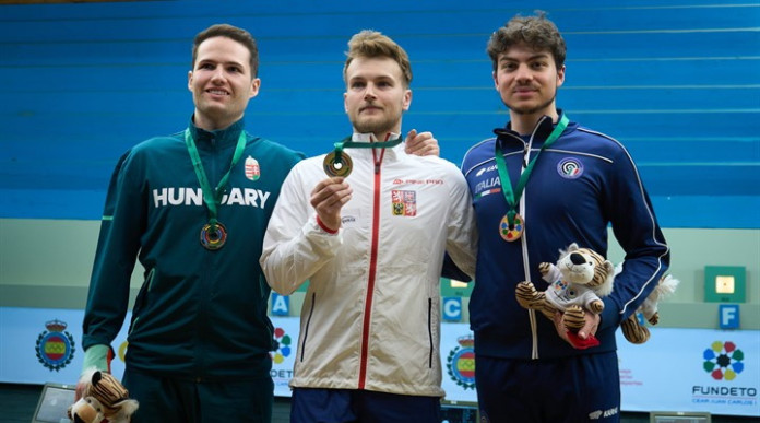 Coppa del mondo di tiro metri l’Italia chiude con un bronzo - podio della gara maschile di carabina con Edoardo Bonazzi