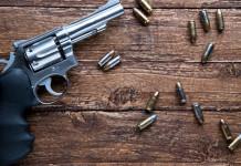 Retromarcia sul divieto di detenzione armi: la sentenza del Tar Retromarcia sul divieto di detenzione armi: la sentenza del Tar - revolver con proiettili su tavolo di legno