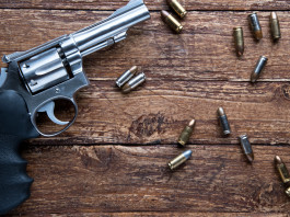 Retromarcia sul divieto di detenzione armi: la sentenza del Tar Retromarcia sul divieto di detenzione armi: la sentenza del Tar - revolver con proiettili su tavolo di legno