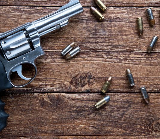 Retromarcia sul divieto di detenzione armi: la sentenza del Tar Retromarcia sul divieto di detenzione armi: la sentenza del Tar - revolver con proiettili su tavolo di legno