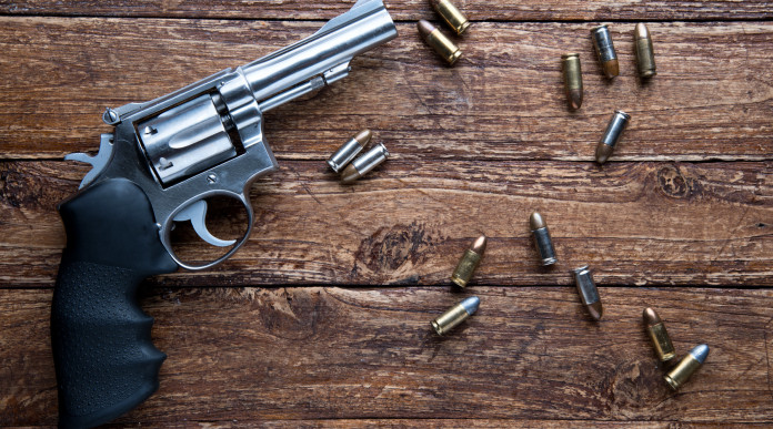 Retromarcia sul divieto di detenzione armi: la sentenza del Tar - revolver con proiettili su tavolo di legno