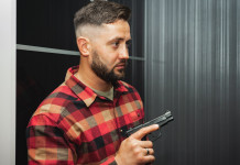 Difendersi con le armi in casa: il sondaggio Demos Difendersi con le armi in casa: il sondaggio Demos - giovane uomo con pistola per legittima difesa