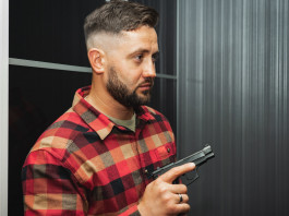 Difendersi con le armi in casa: il sondaggio Demos Difendersi con le armi in casa: il sondaggio Demos - giovane uomo con pistola per legittima difesa