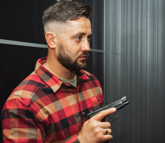 Difendersi con le armi in casa: il sondaggio Demos Difendersi con le armi in casa: il sondaggio Demos - giovane uomo con pistola per legittima difesa