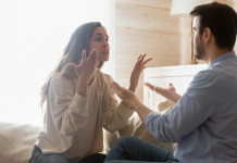 Porto d’armi e lite in famiglia: la sentenza Porto d’armi e lite in famiglia: giovane uomo e giovane donna litigano